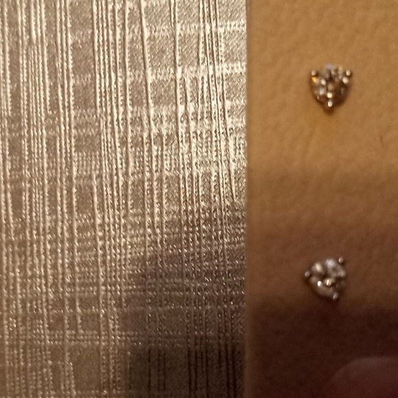 14k white gold 0.20ct t.w  certified Canadian diamond stud earrings - Picture 1 of 2